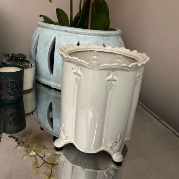 White flowerpot vase
